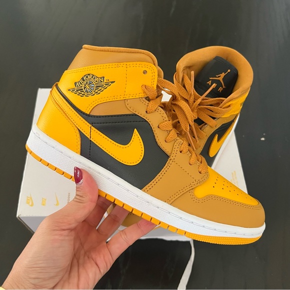 ✔️EUC✔️ NIKE Air Jordan 1 Mid Chutney Taxi - Picture 3 of 11